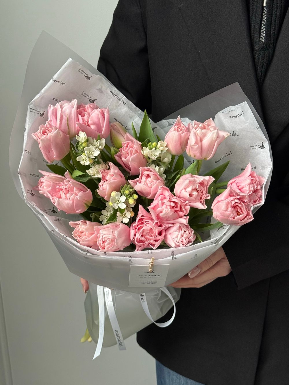 Букет из 19 розовых пионовидных тюльпанов и белого оксипеталума