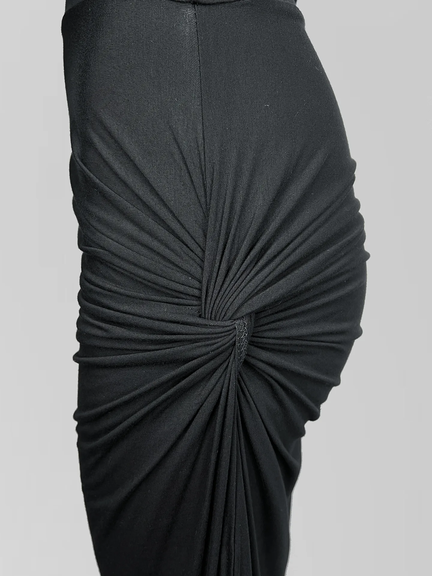 Платье by Gor 25191 длинное облегающее с разрезом сбоку