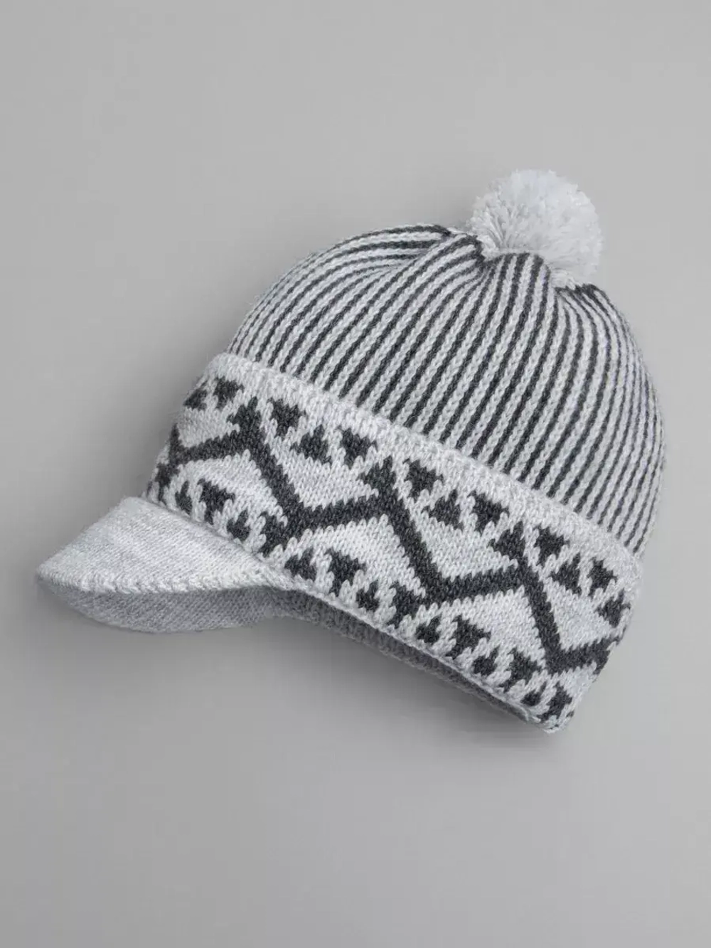 Шапка для мальчика с козырьком на осень