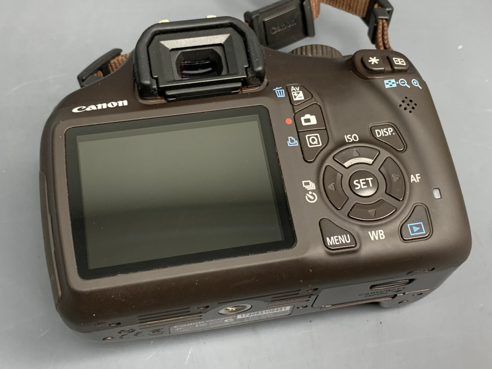 Canon EOS 1100D kit 18-55mm IS 1.700 кадров