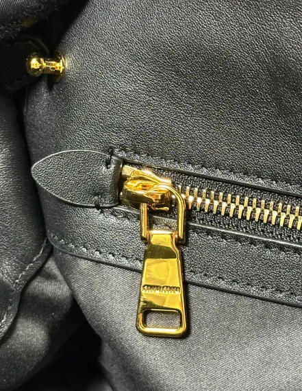 Cумку MIU MIU с двойной ручкой в черном цвете
