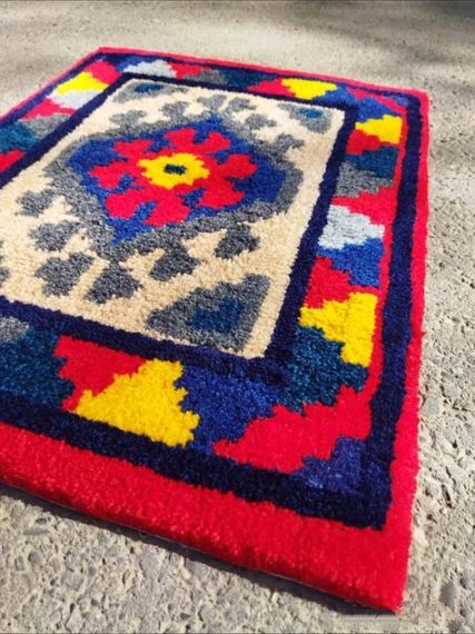 Milli üslubda unikal əl işi xalçası (rəngarəng)