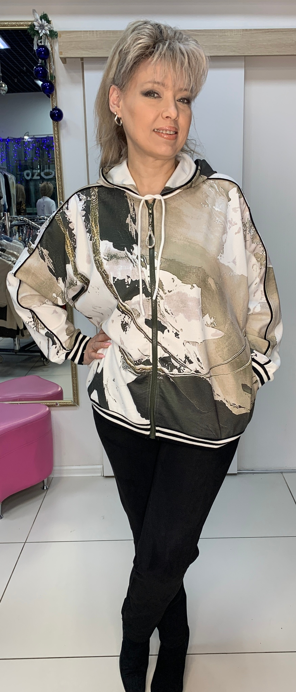 Светлый трикотажный жакет-бомбер с капюшоном