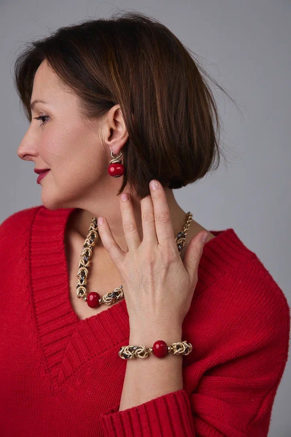 Серьги с красным плоским жемчугом на замке левербек, оттенки золото и графит