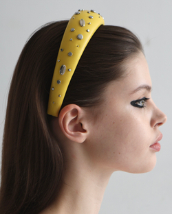 Ободок из желтой кожи с серебристыми клепками