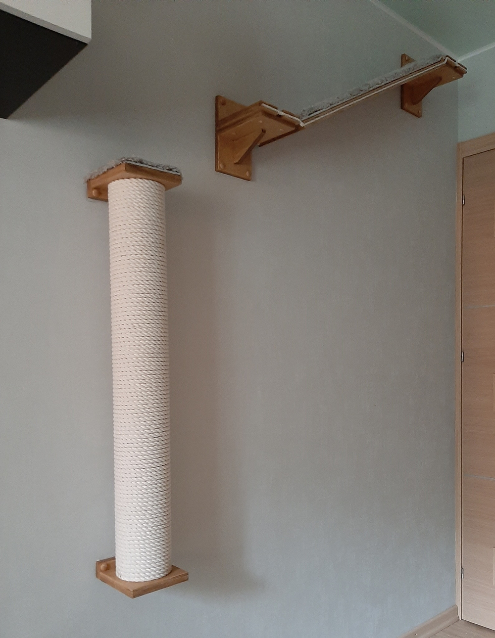 Колонна настенная