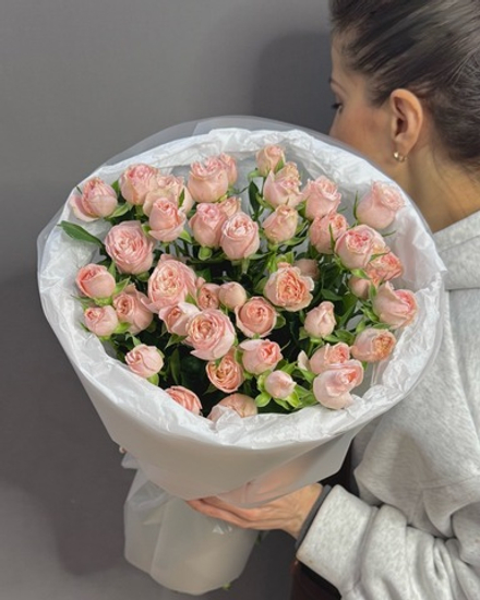 Букет из 7 кустовых пионовидных роз "Bombastic"