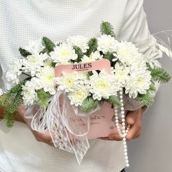 «Снегопад» композиция из ели(нобилиса) и хризантемы