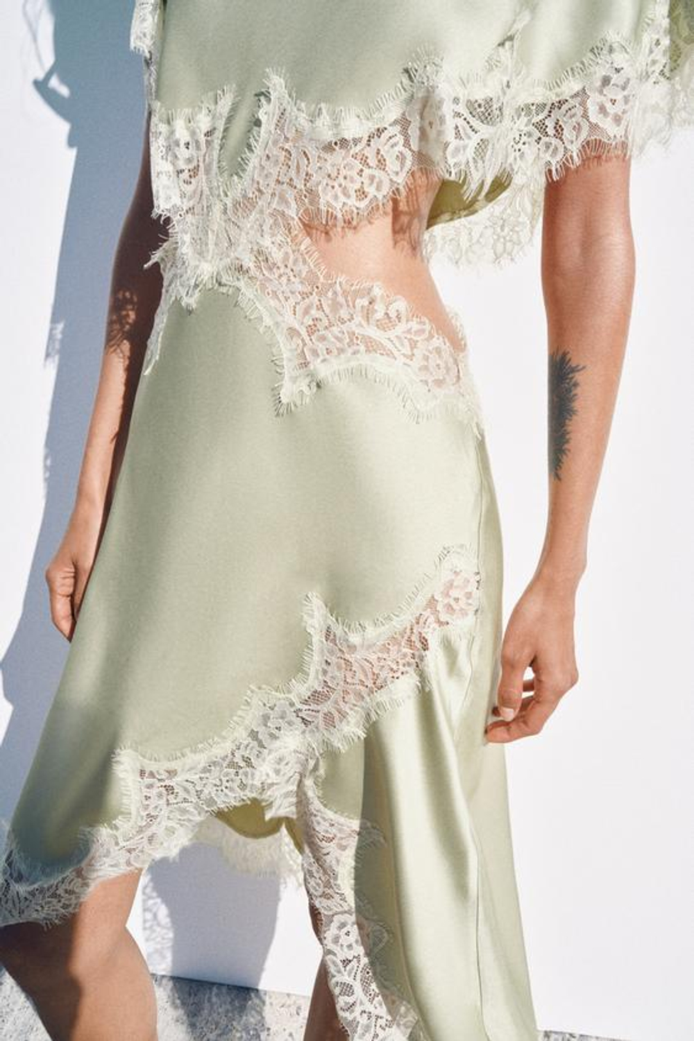 ZARA ПЛАТЬЕ МИДИ С ВЫРЕЗОМ И КРУЖЕВОМ — ZW COLLECTION, ВОДЯНИСТО-ЗЕЛЕНЫЙ