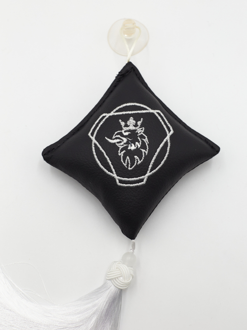 Ромб объемный на присоске SCANIA (экокожа, черный, белая вышивка, кисть)