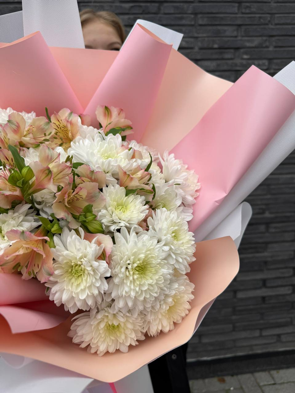 Букет с альстромерией и хризантемой