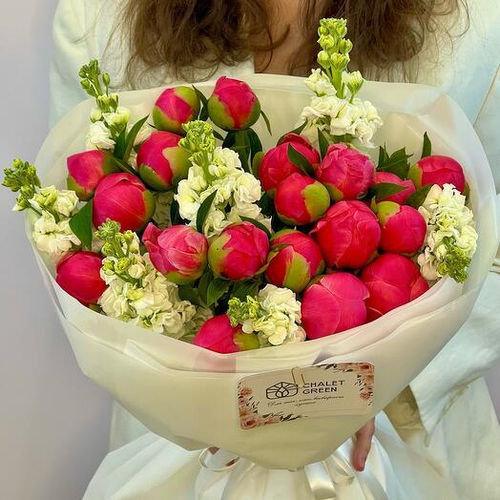 Авторский букет с пионами Коралл Шарм и маттиолой. Авторский букет 036 Chalet Green