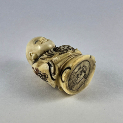 Статуэтка нэцкэ Мальчик на рыбалке