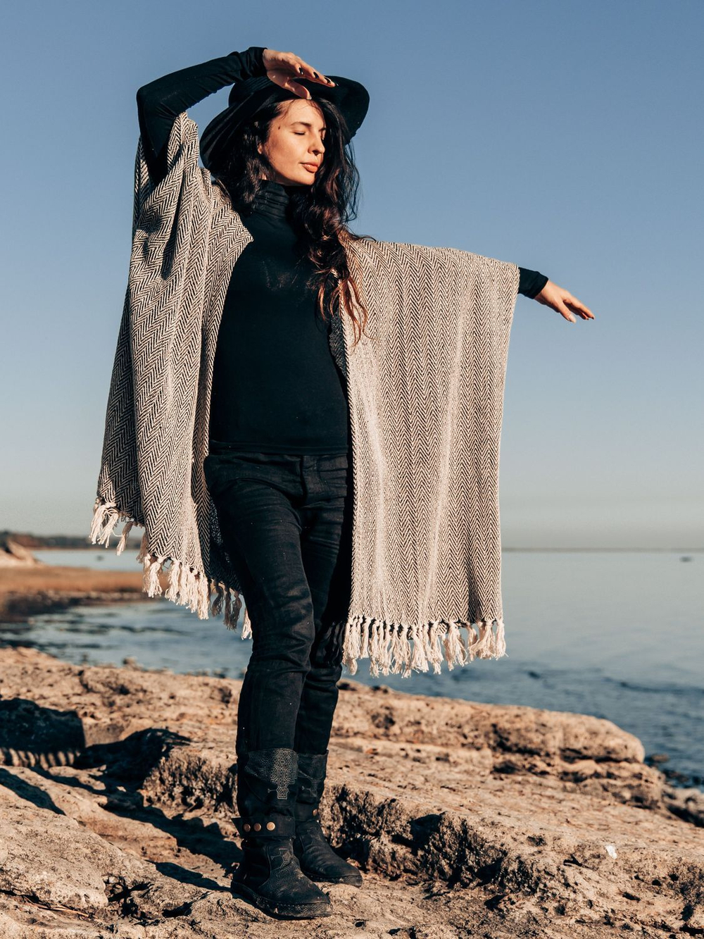 Бохо-накидка из фактурного хлопка (черный/зигзаг)