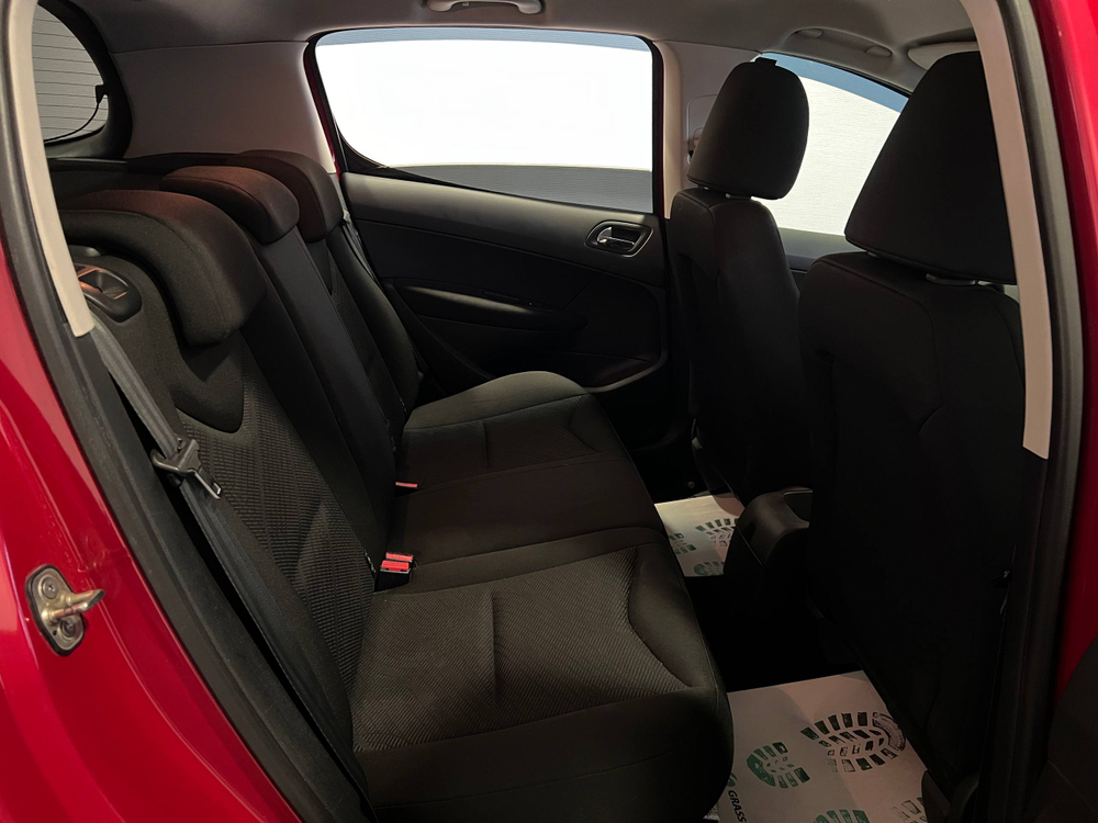 Peugeot 308, 2011 год