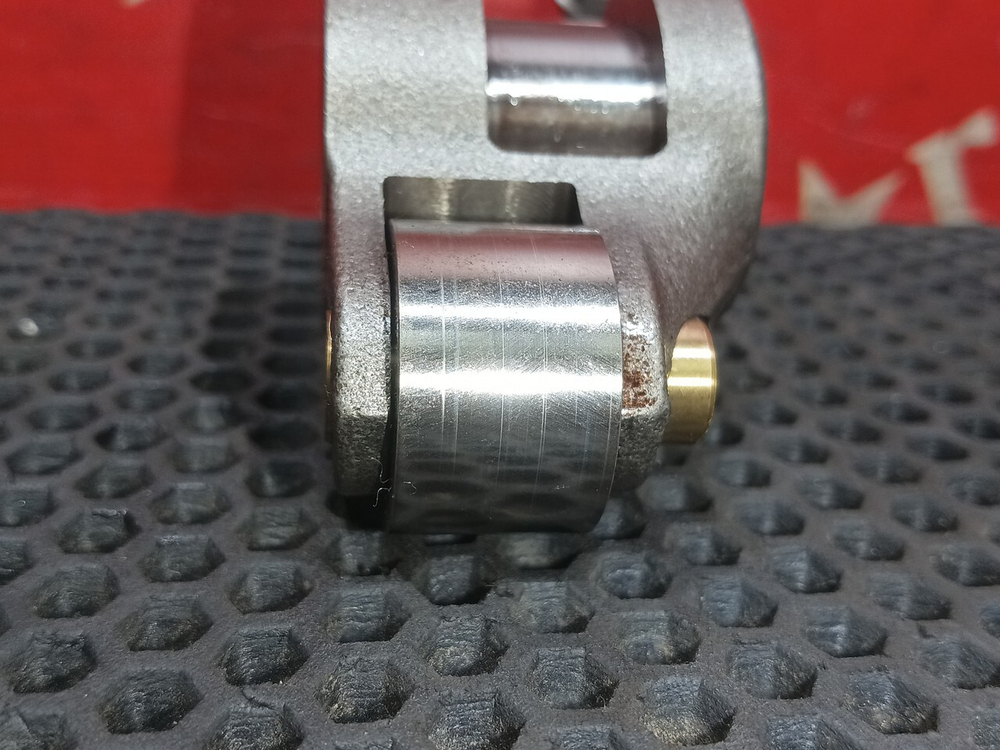 Коромысло впускного клапана 2024г.