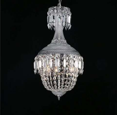 Изящная хрустальная люстра с утончённым сиянием.