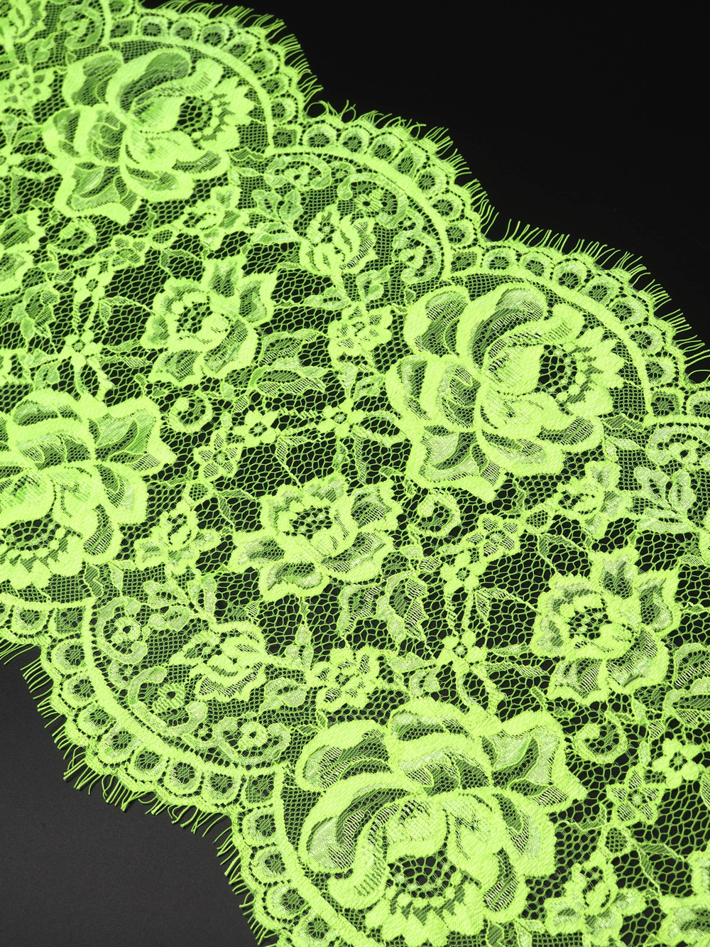 Кружево шантильи лимон-лайм неоновое неэластичное ширина 22 см длина 1.45 м