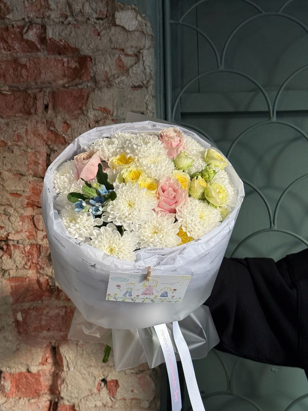 Букет из кустовых пионовидных роз, одноголовой розы, оксипеталума и хризантемы